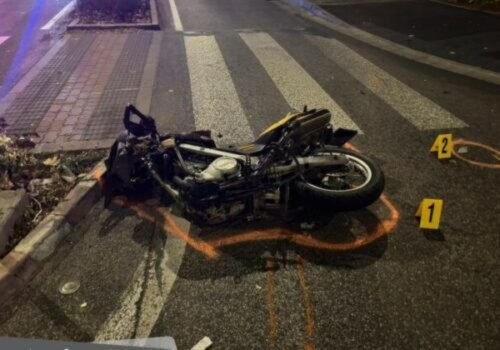 Vodič auta nedal prednosť motorkárovi, došlo k silnej zrážke. 20-ročný mladík utrpel ťažké poranenia – FOTO