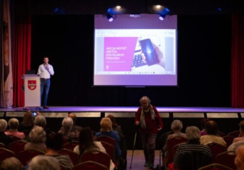 Telekom v októbri rozbieha sériu osvetových aktivít na zvýšenie bezpečnosti seniorov v digitálnom prostredí. V grantovom programe Zrelí na dobu digitálnu podporí projekty sumou 65 000 eur