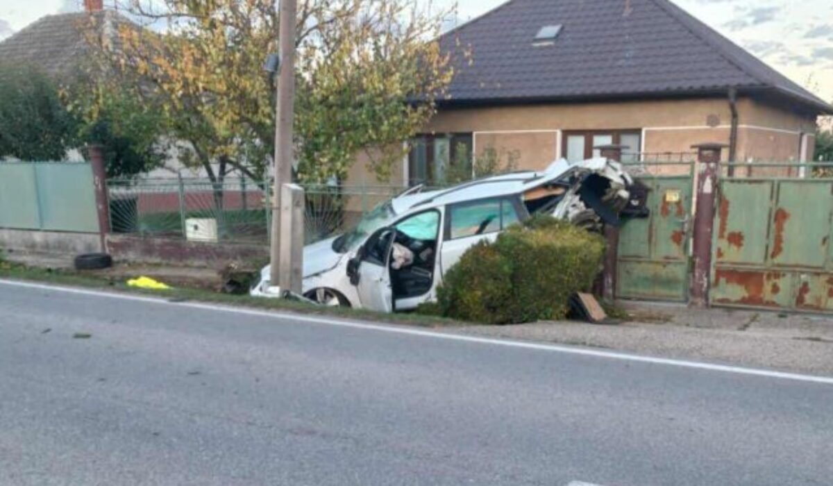 Opitý vodič so zákazom šoférovania spôsobil hrozivú dopravnú nehodu, auto vletelo do brány rodinného domu – VIDEO, FOTO