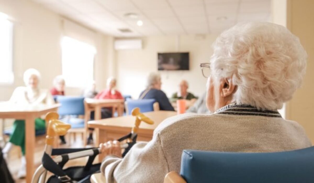 27790_gettyimages-2179969369-640x420.jpg Dôchodkyňa uverila, že jej účet je napadnutý, vybrala úspory a išla ich odovzdať „bezpečnostnému pracovníkovi“