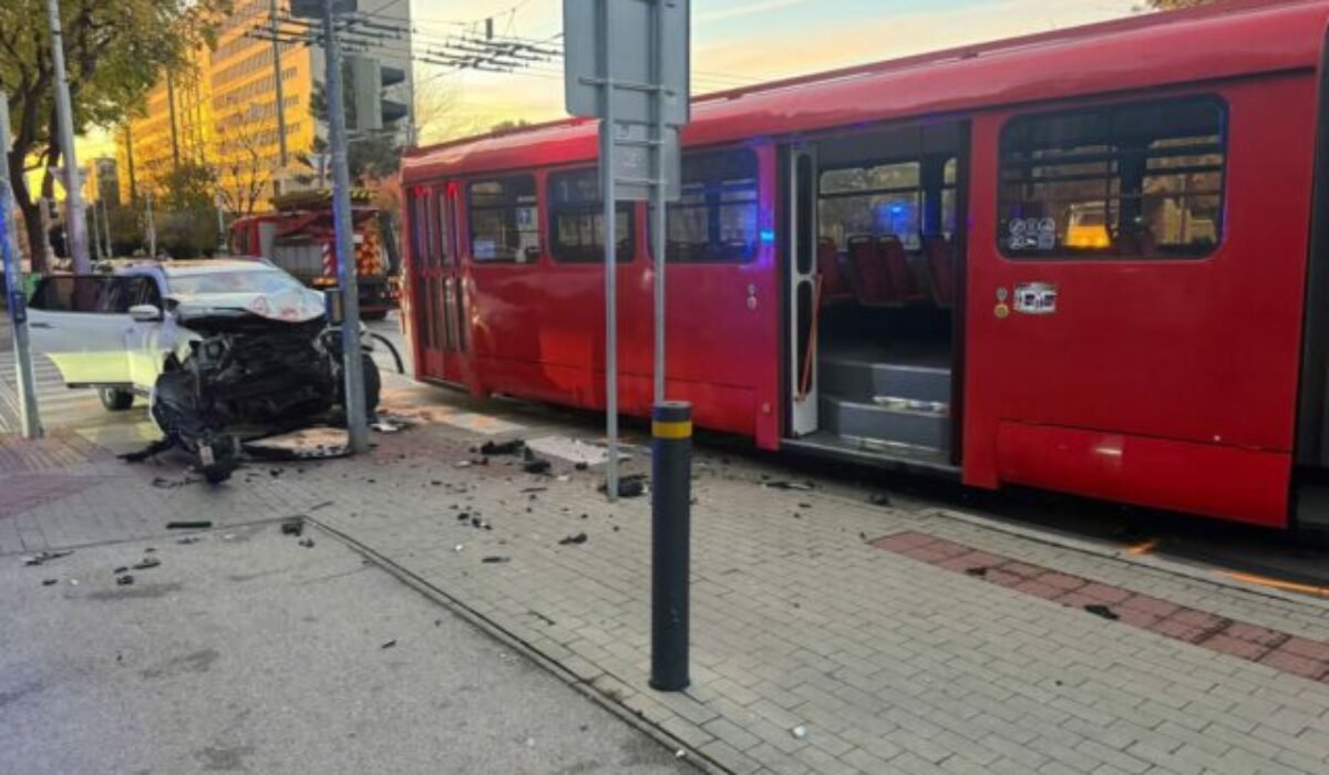 Električka v Bratislave po zrážke s autom narazila do zastávky, premávka je čiastočne obmedzená – FOTO