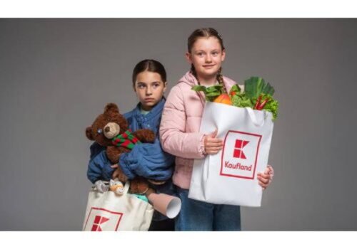 Malý nákup, veľká pomoc rodinám v núdzi: Kaufland už siedmy raz štartuje projekt Darujte úsmev 2x