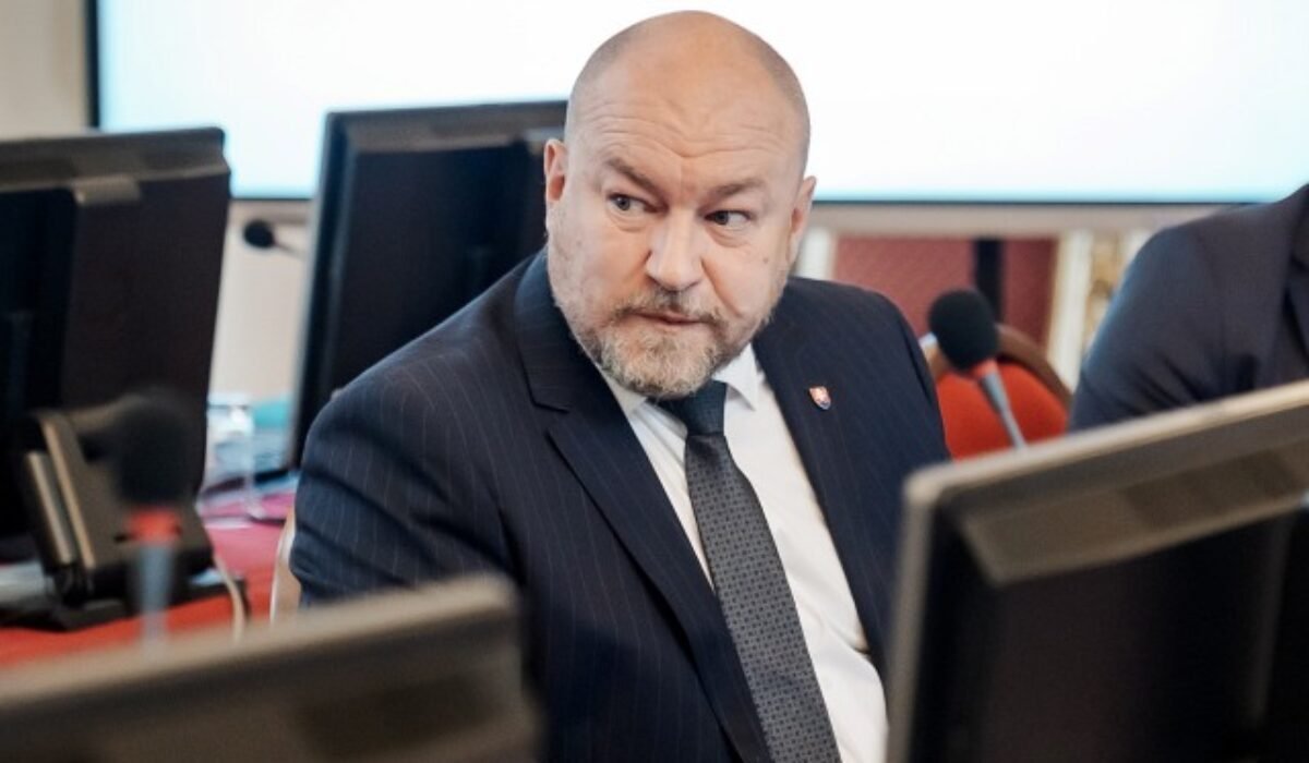 27836_huli.jpg Vláda odobrila výmenu štátneho tajomníka na Huliakovom ministerstve, vo funkcii končí Krnáč