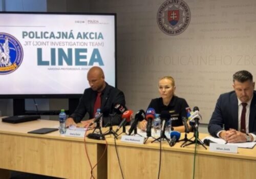 Polícia v rámci medzinárodnej akcie zaistila cez dvetisíc kilogramov kokaínu, zadržaných bolo 22 osôb – VIDEO + FOTO