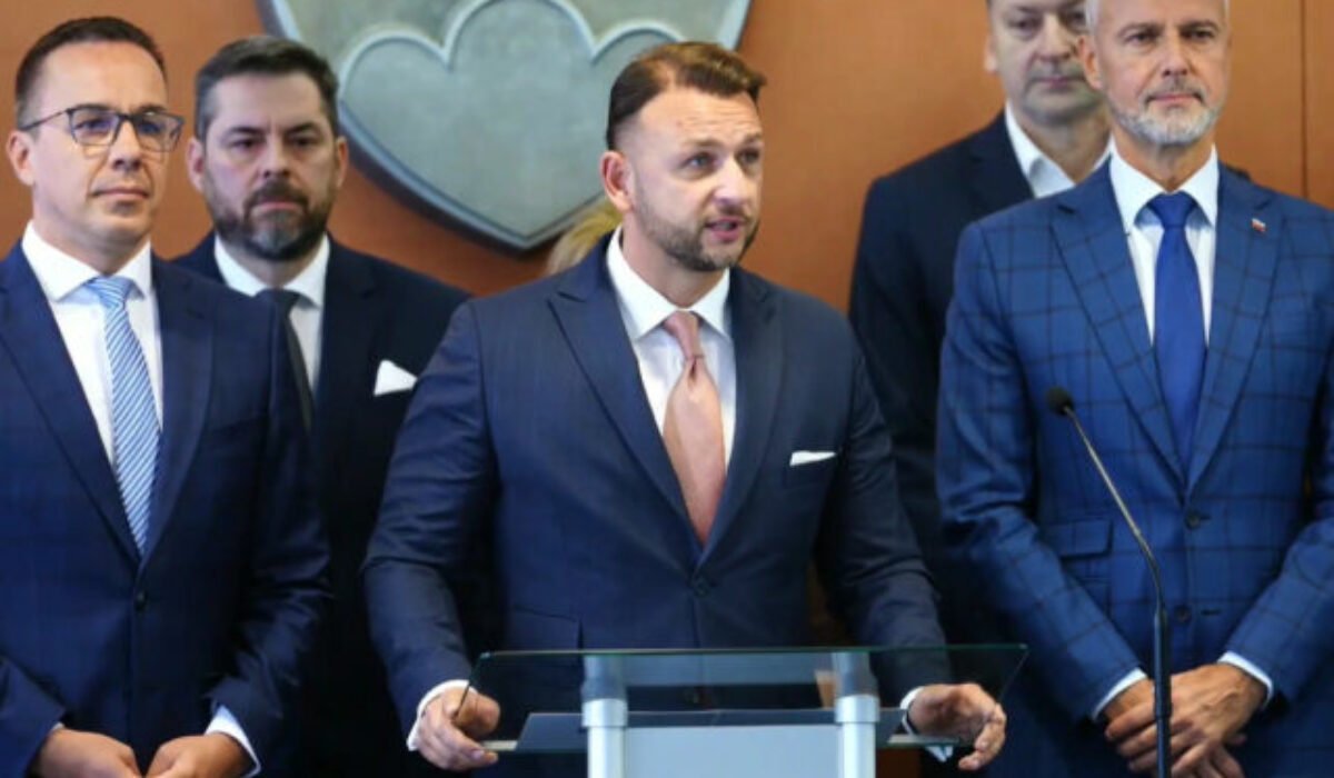 Na senioroch spáchali už stovky podvodov, štát ide proti podvodníkom bojovať – VIDEO