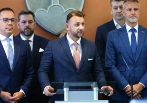 Na senioroch spáchali už stovky podvodov, štát ide proti podvodníkom bojovať – VIDEO