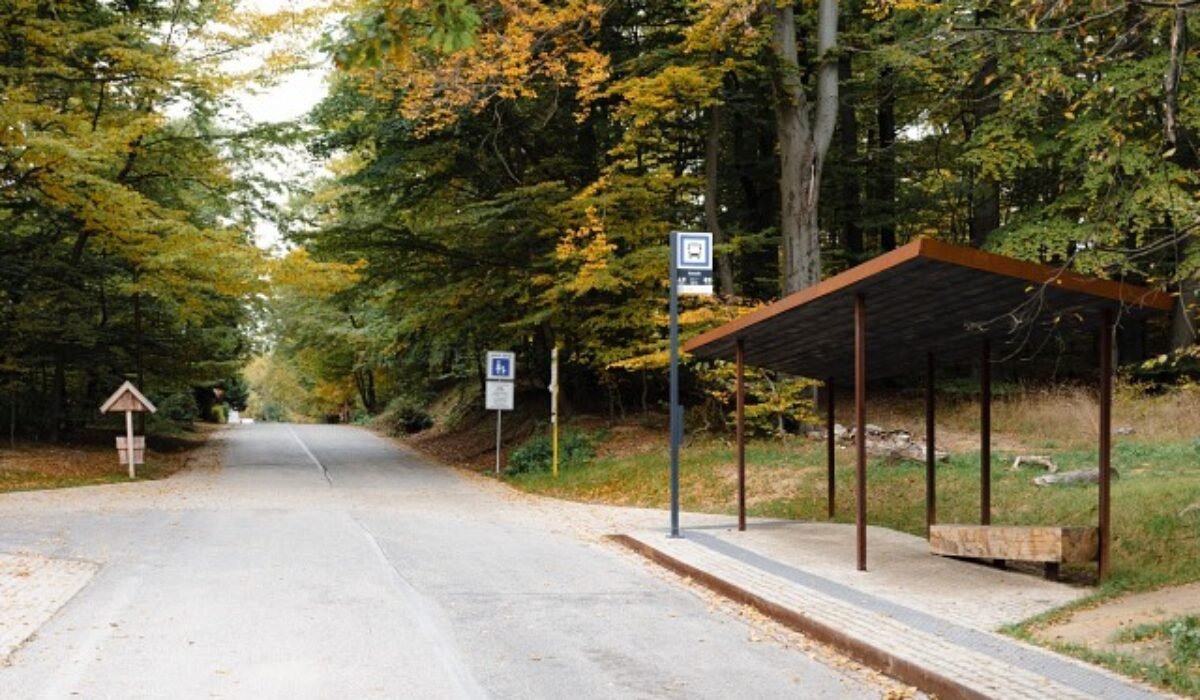 Rekreačná lokalita Kamzík prešla obnovou, získala atypickú autobusovú zastávku aj viac miest na sedenie – FOTO