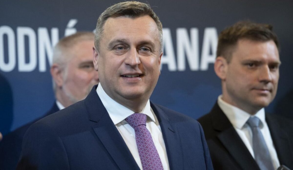 SNS navrhuje: Živnostníci popri zamestnaní s príjmom do 10 000 € by nemuseli platiť odvody