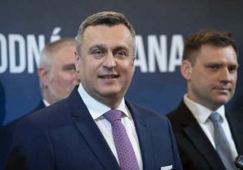 SNS navrhuje: Živnostníci popri zamestnaní s príjmom do 10 000 € by nemuseli platiť odvody