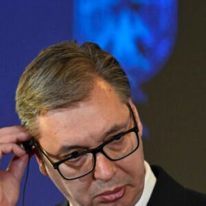 Desaťtisíce Srbov si pripomenuli pád strechy stanice v Novom Sade, ktorý zabil 16 ľudí