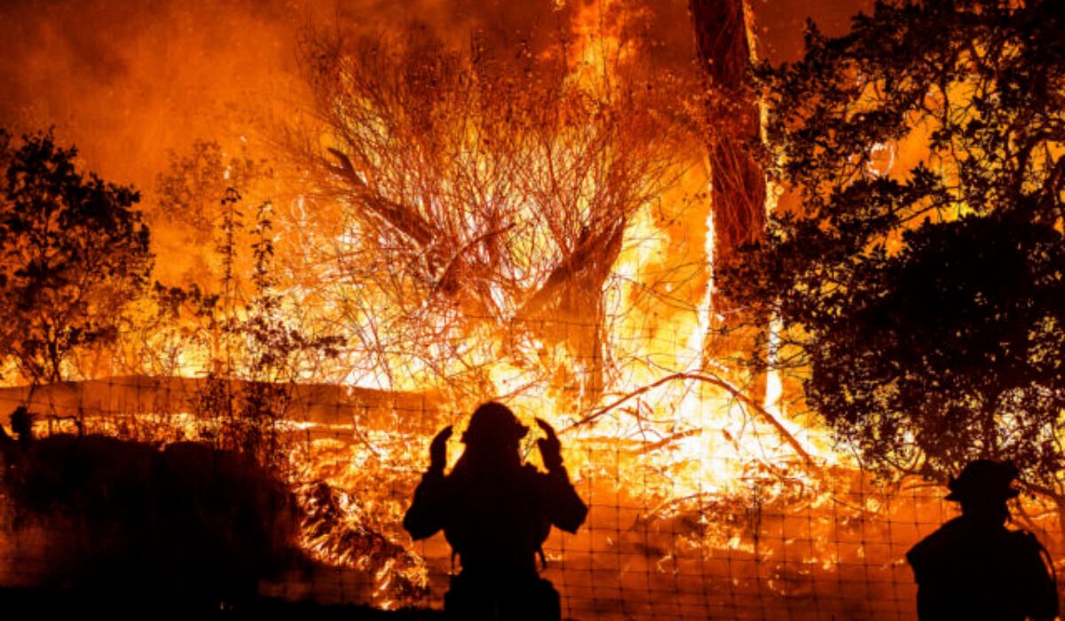 28172_california_extreme_weather_wildfires_46649-1-640x420.jpg Rybári zachránili troch ľudí z horiacich unimobuniek