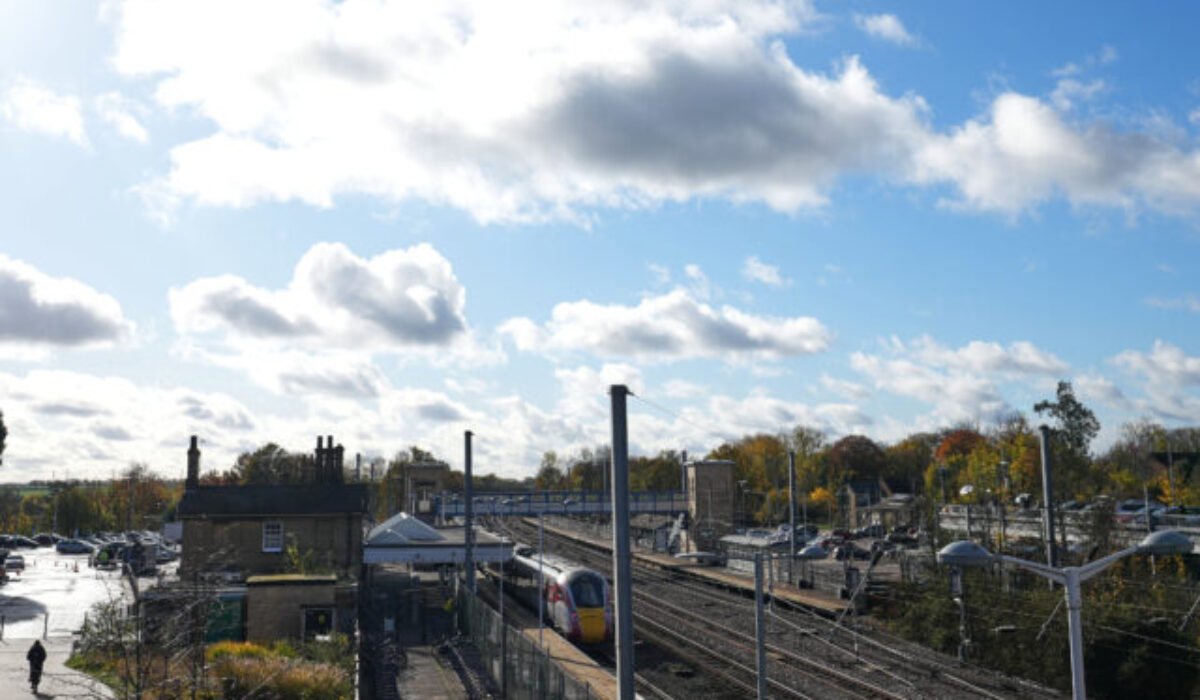 V Anglicku sa vykoľajil vlak, zranenia utrpeli štyria ľudia