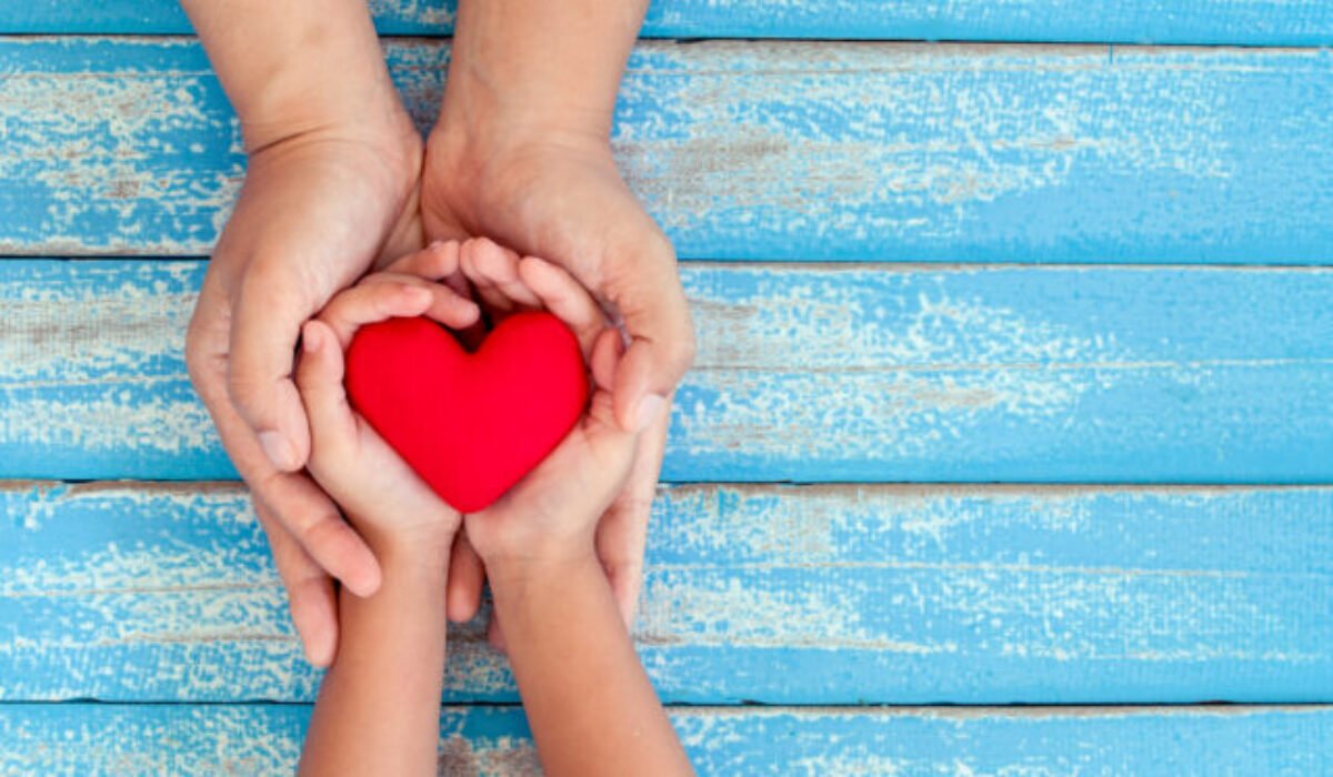 Adamko sa narodil so vzácnou chybou mozgu. Rodičia veria, že s pomocou ľudí môže napredovať