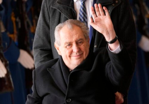 Českého exprezidenta Miloša Zemana operovali, zostáva v nemocnici