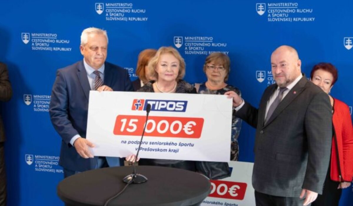 Huliak odovzdal šeky dôchodcom, peniaze z hazardu majú podporiť športové aktivity seniorov – VIDEO, FOTO