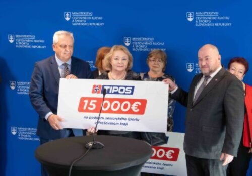 Huliak odovzdal šeky dôchodcom, peniaze z hazardu majú podporiť športové aktivity seniorov – VIDEO, FOTO
