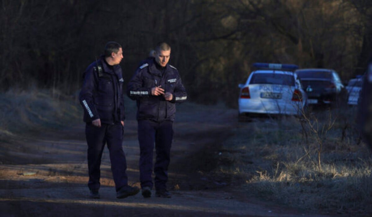 Šiesti migranti zahynuli, keď ich auto pri unikaní pred políciou v Bulharsku spadlo do jazera