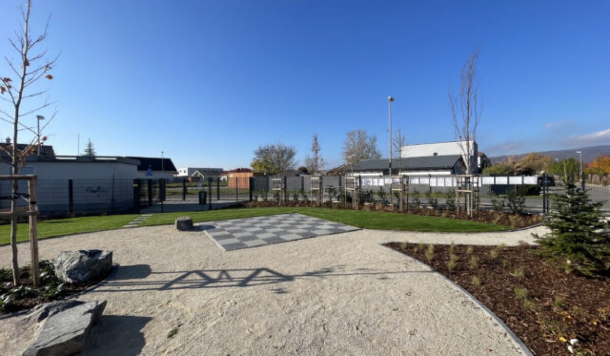 Obyvatelia Chorvátskeho Grobu majú vďaka Budimexu nový park, na výstavbe sa podieľali aj dobrovoľníci