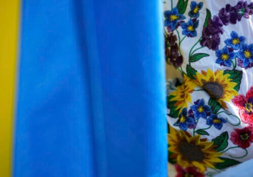 Okamura zvesil ukrajinskú vlajku z budovy českého parlamentu, poslanecké kluby ich vyvesili päť