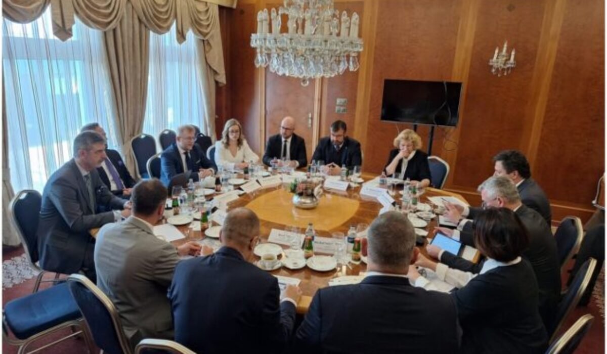 28454_titulka-sak-640x420.jpg Predstavitelia justície zasadli za okrúhly stôl, riešili ochranu komunikácie medzi advokátom a klientom