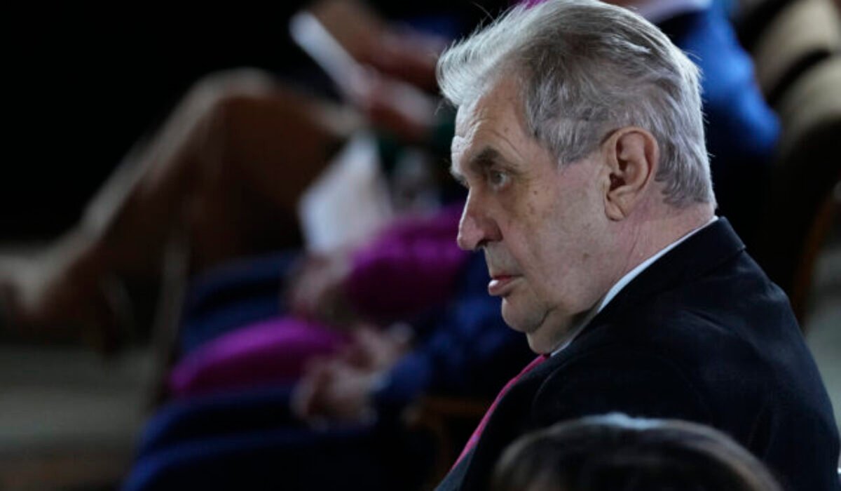 Českému exprezidentovi Zemanovi odstránili časť hrubého čreva