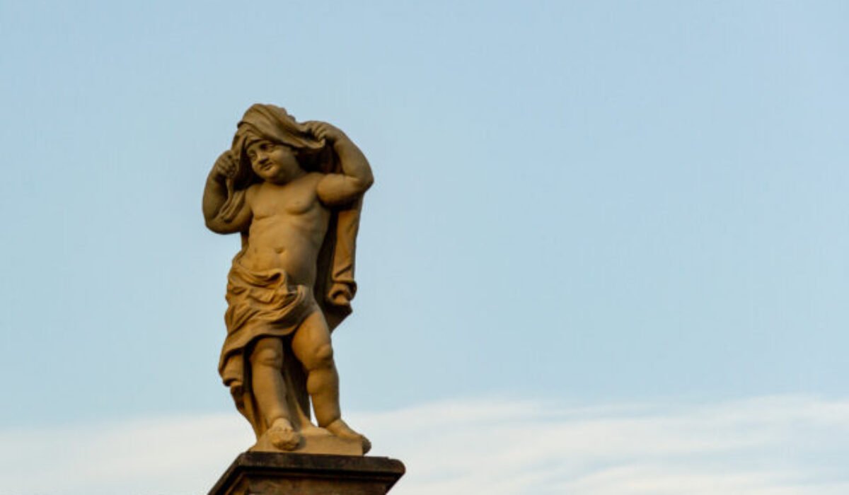 Na lávke pribudla socha, vystrašení vodiči volajú polícii, že je tam samovrah