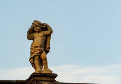 Na lávke pribudla socha, vystrašení vodiči volajú polícii, že je tam samovrah