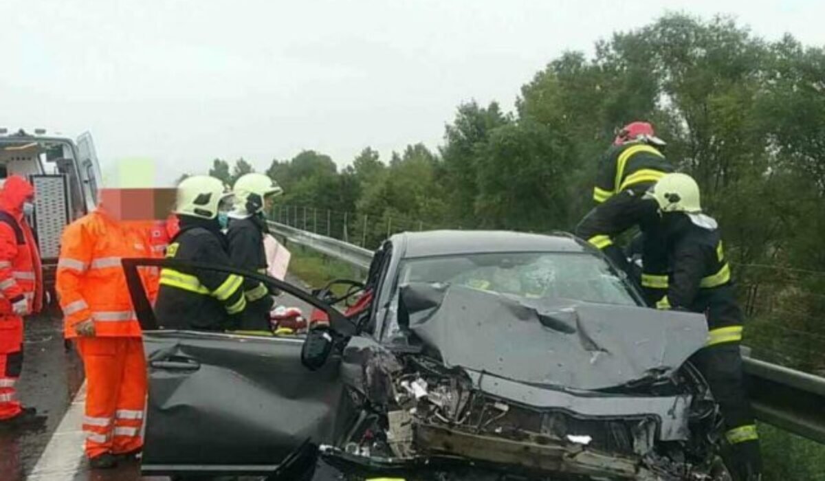 Zrážka troch áut na diaľnici D1 pred Bratislavou spôsobila rozsiahle kolóny