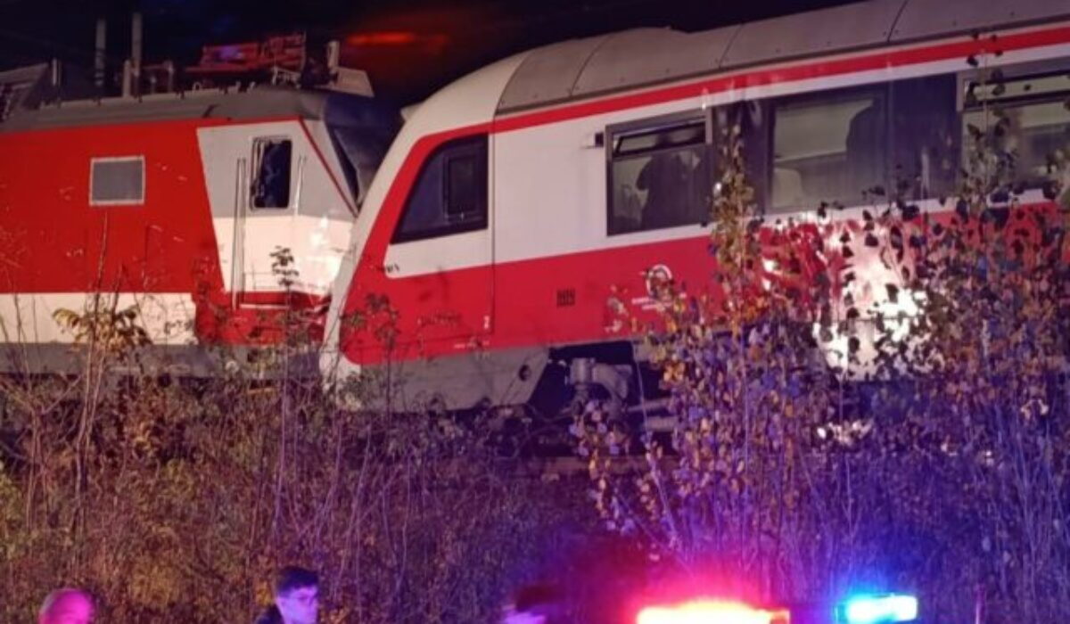 Opozícia reaguje na zrážku vlakov pri Pezinku, príčinu nešťastí vidí v zastaraných zabezpečovacích systémoch – VIDEO, FOTO