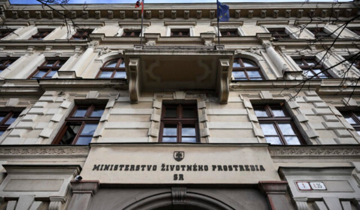 28632_65bcf0c1deb87579624727-640x420.jpg Polícia rieši neohlásené zhromaždenie pred ministerstvom životného prostredia, na mieste je aj antikonfliktný tím