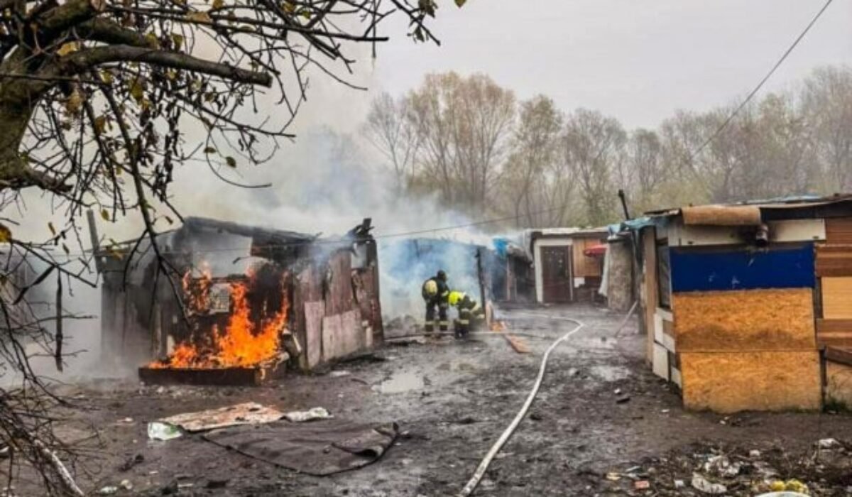 Požiar chatrče na košickom Luníku IX. neprežili dve deti, 36-ročná žena má popáleniny 2. a 3. stupňa – FOTO