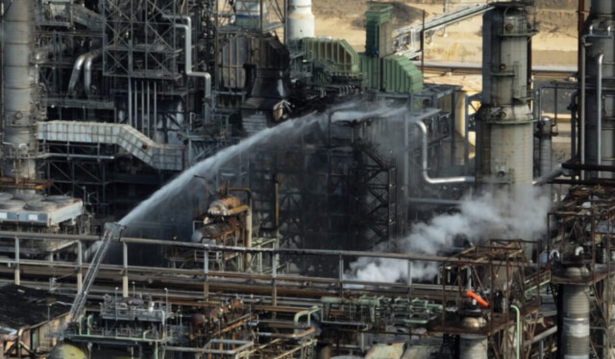 Po útoku horí ruská rafinéria na rozhraní Európy a Ázie