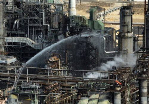 Po útoku horí ruská rafinéria na rozhraní Európy a Ázie