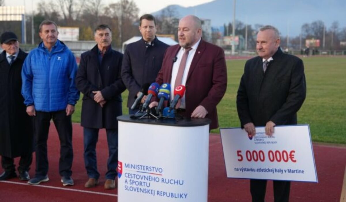 Huliak symbolicky odovzdal šek na päť miliónov eur na výstavbu novej atletickej haly v Martine – FOTO