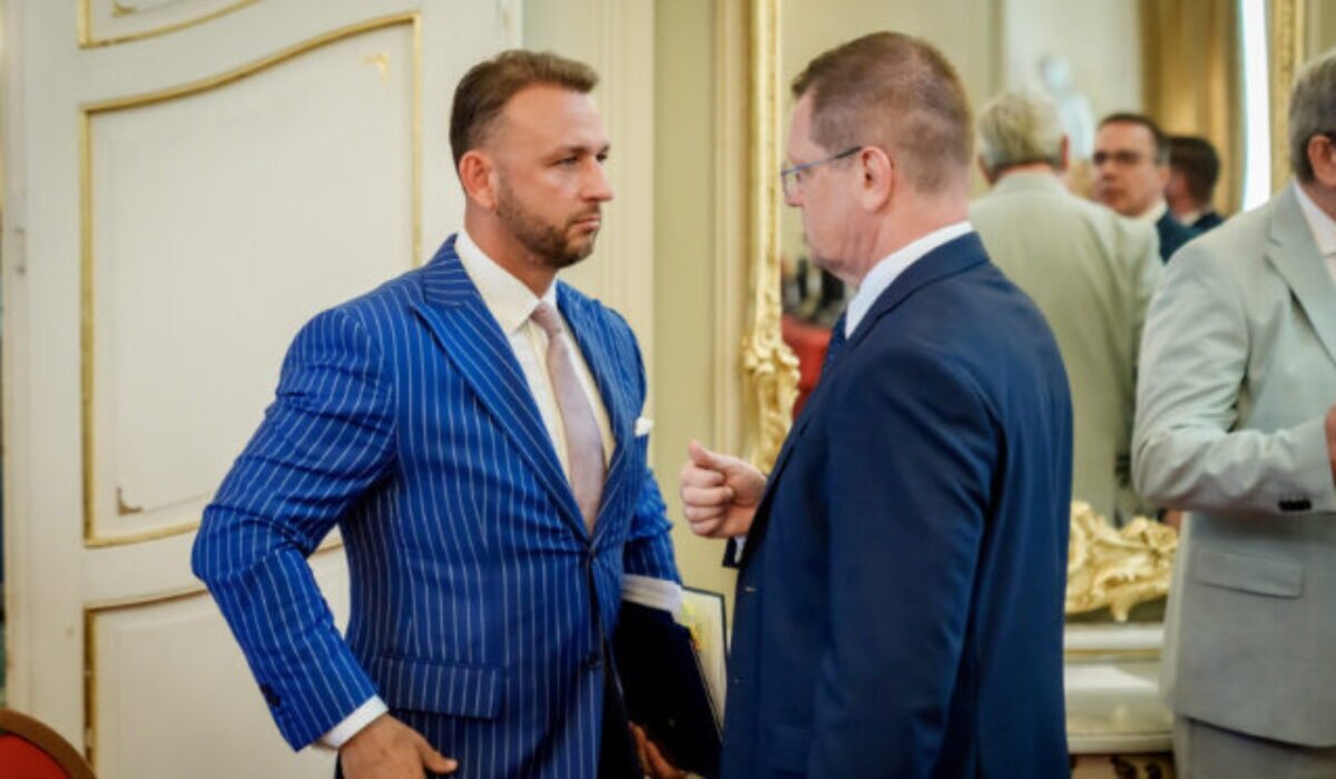 Kmec ponúkol Šutajovi Eštokovi svoju demisiu, šéf Hlasu-SD ju prijal
