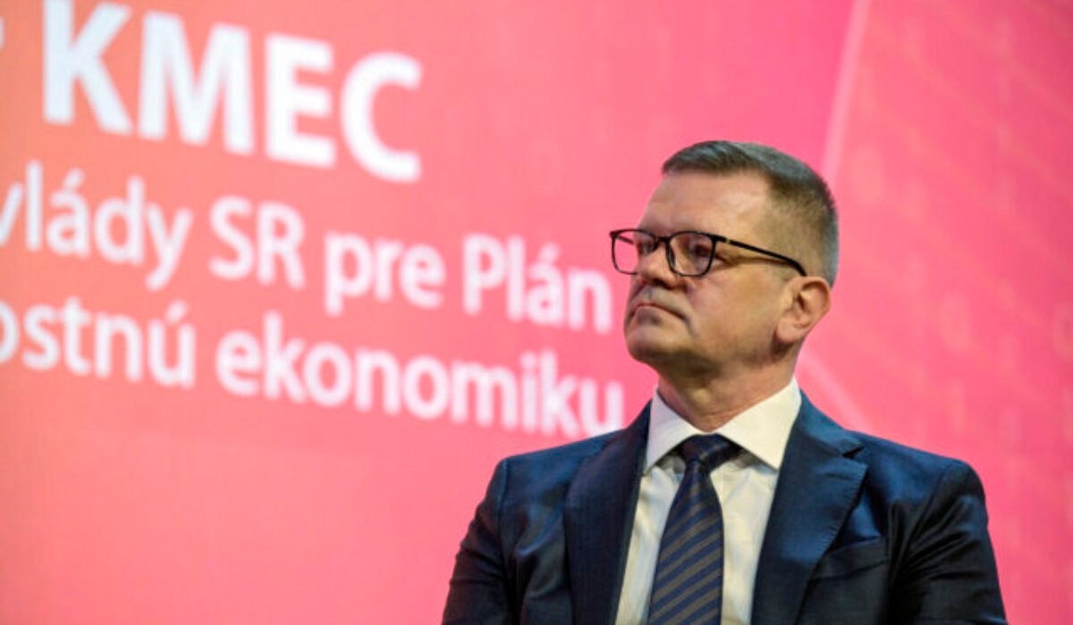 Podpredseda vlády Peter Kmec doručil do Prezidentského paláca svoju demisiu