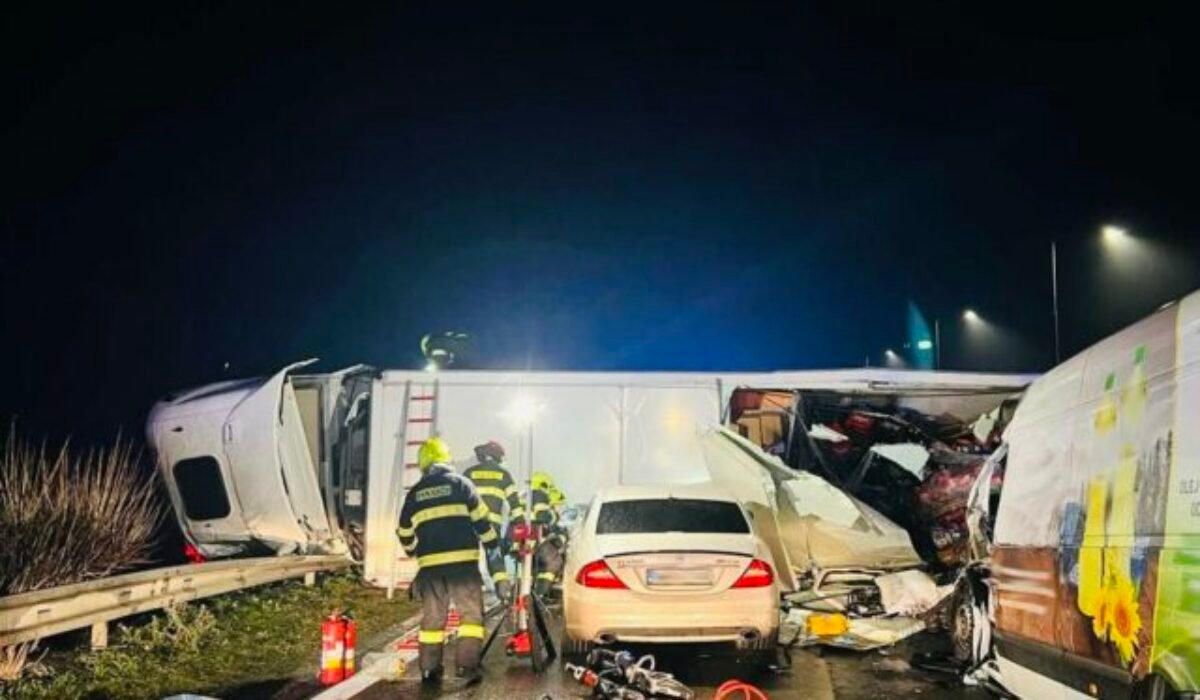 Tragická nehoda na D1 pri Ilave. Kamión prerazil zvodidlá, následne doňho vrazili ďalšie vozidlá – FOTO