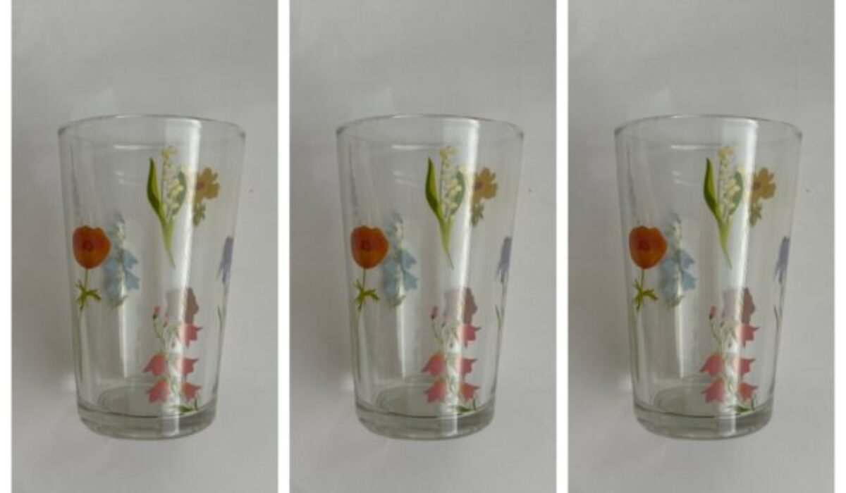 Sklenený pohár s kvetinovým vzorom obsahuje priveľa kadmia a olova, varujú hygienici