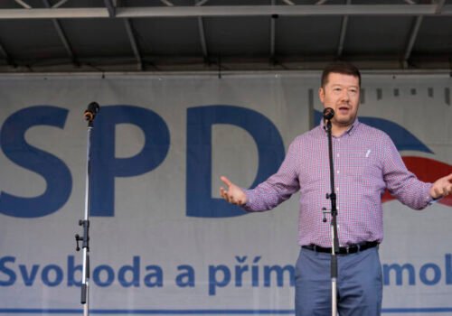 Pri dome Tomia Okamuru v Prahe sa objavili ukrajinské vlajky