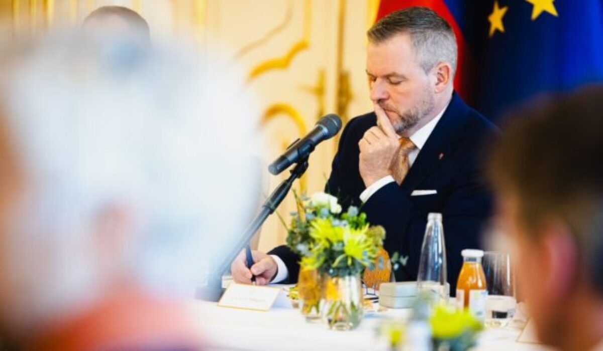 Pellegrini diskutoval s veľvyslancami členských štátov EÚ, témou bol aj tlak na rodinné rozpočty a vysoké ceny – FOTO