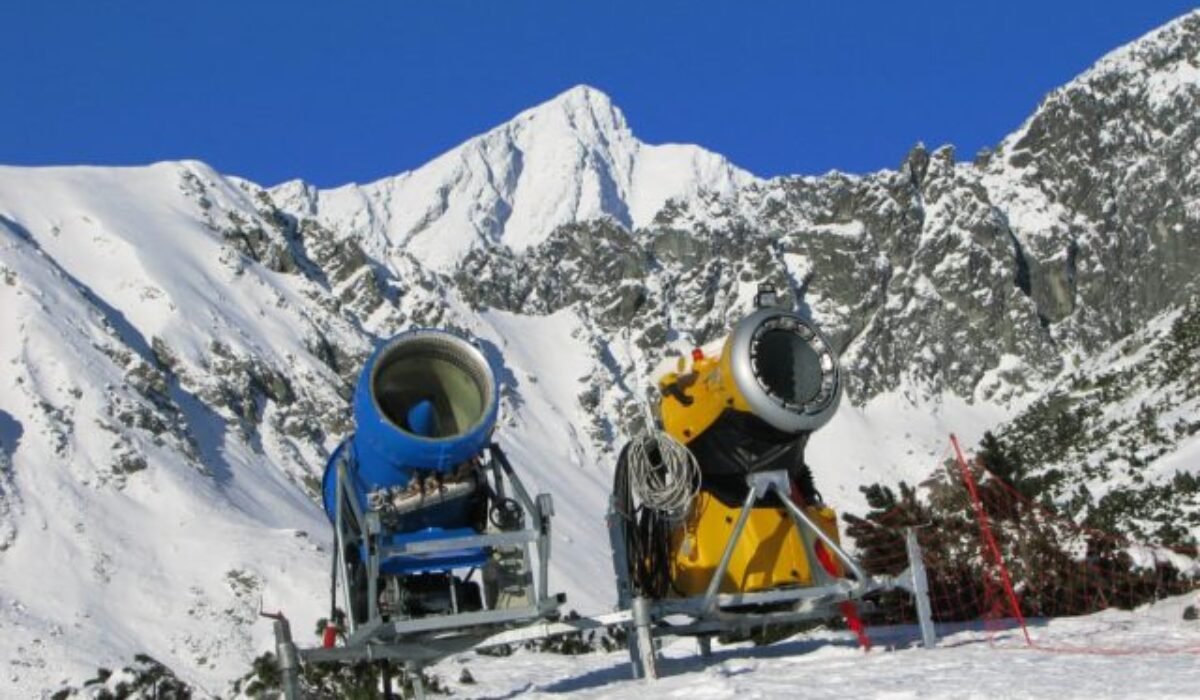 V lyžiarskych strediskách spustili snežné delá, sezóna sa blíži – VIDEO