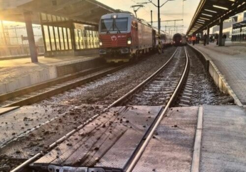 V Košiciach sa vykoľajil osobný vlak, na mieste zasahovali aj záchranári – VIDEO, FOTO