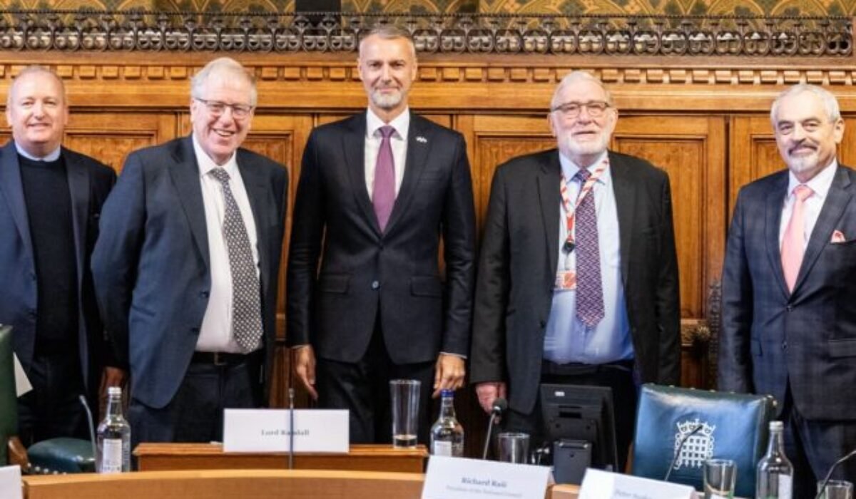 29272_582765754_18495852487075086_1353565330177407875_n-e1763573099614-640x420.jpg Šéf národnej rady Raši navštívil britský parlament, chcel by s ním aj prehĺbiť spoluprácu – FOTO