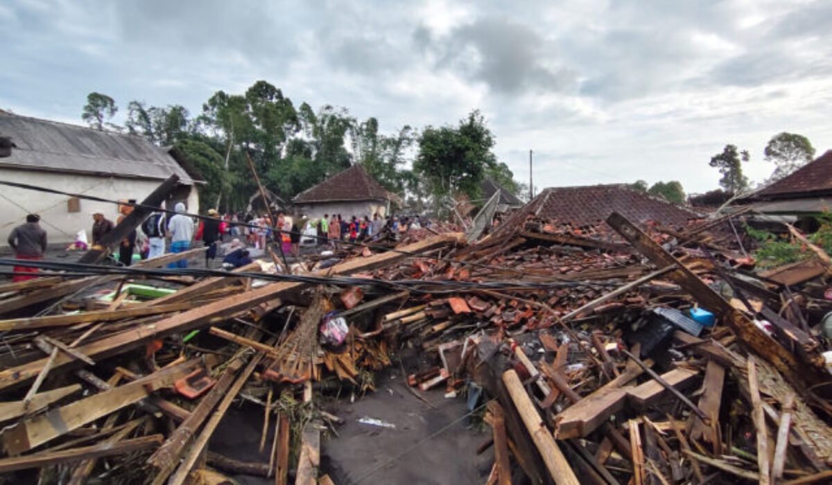 Erupcia sopky v Indonézii zranila najmenej troch ľudí, stovky evakuovali