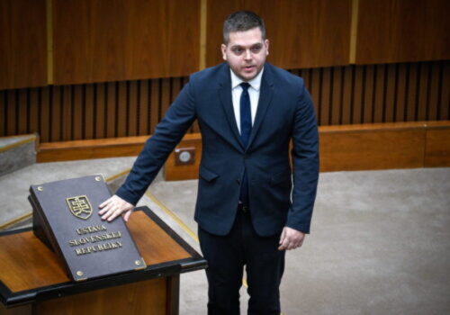 Opozícia žiada odvolanie Melichera za výroky o Ukrajine, podľa Jakaba je hanbou a bezpečnostným rizikom Slovenska – VIDEO