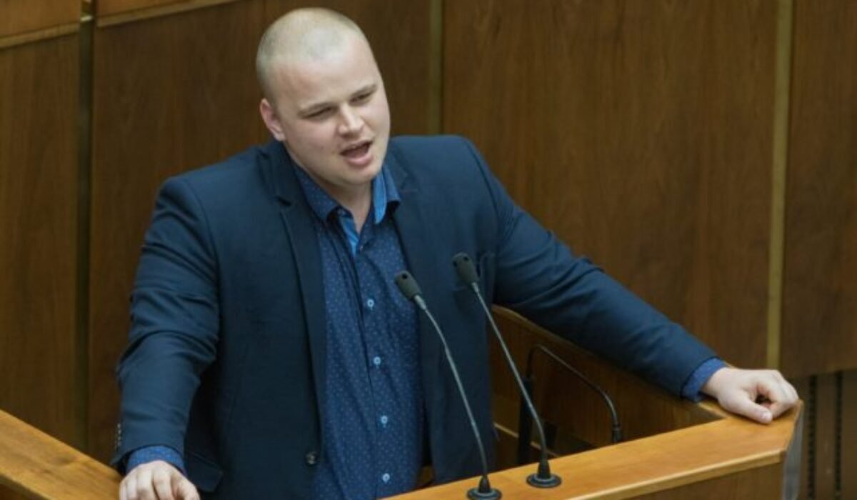 Bývalý asistent Mazureka pôjde pred súd, čelí obžalobe pre extrémizmus