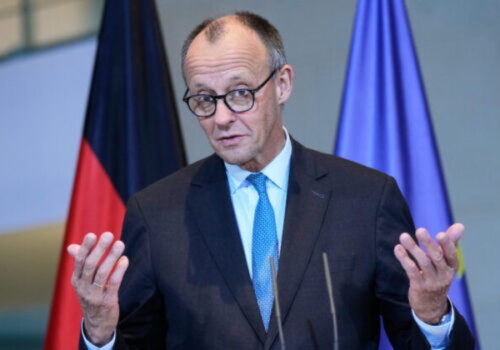 S akýmkoľvek plánom na ukončenie vojny na Ukrajine musí súhlasiť Európa, vyhlásil Merz