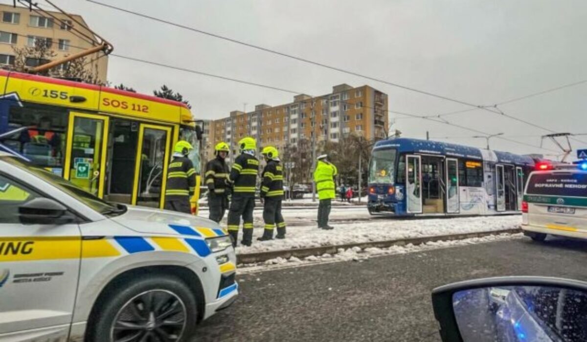 Na Triede SNP v Košiciach a zrazili dve električky, zranilo sa osem osôb – FOTO