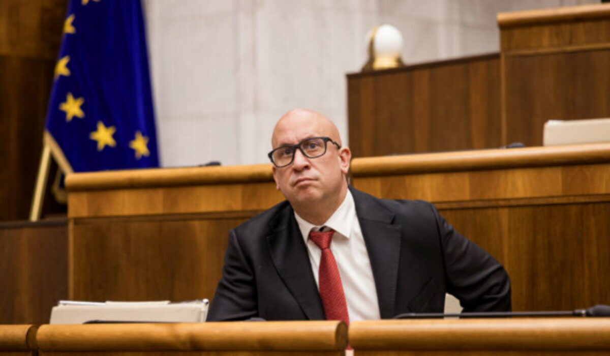 Minister Ráž bude v pondelok čeliť odvolávaniu, na stole sú aj návrhy na vyslovenie nedôvery ďalším členom vlády