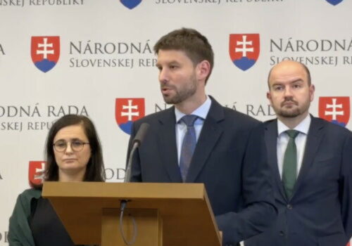 Šimečka odmieta, že PS chce rušiť Benešove dekréty. Tvrdí, že vláda si vyrába umelý konflikt – VIDEO